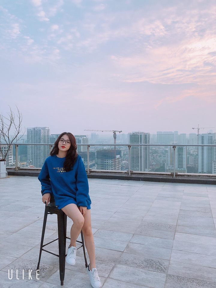 Sở trường của cô nàng là giỏi an ủi người khác. Sở đoản là hay quên, thích hát nhưng mỗi khi hát thì "rất dở".