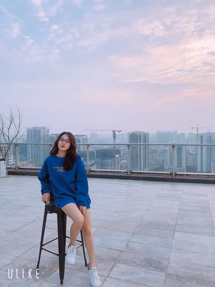 Sở trường của cô nàng là giỏi an ủi người khác. Sở đoản là hay quên, thích hát nhưng mỗi khi hát thì "rất dở".