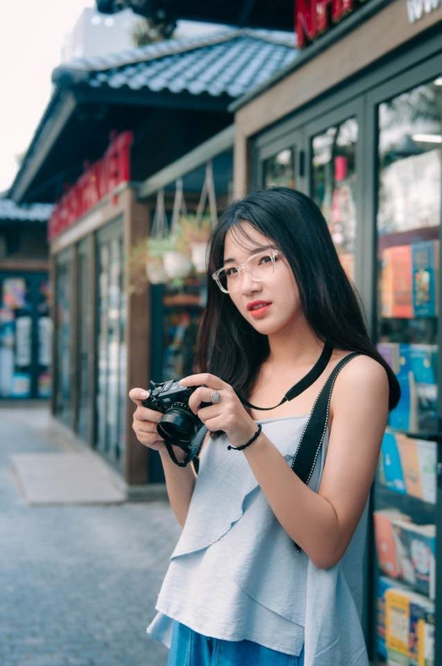 Ngoài thời gian học tập, nữ sinh 9X còn tham gia đóng phim sitcom "Lớp học bá đạo", "Crush ơi, tao yêu mày" cùng nhiều MV, clip quảng cáo.