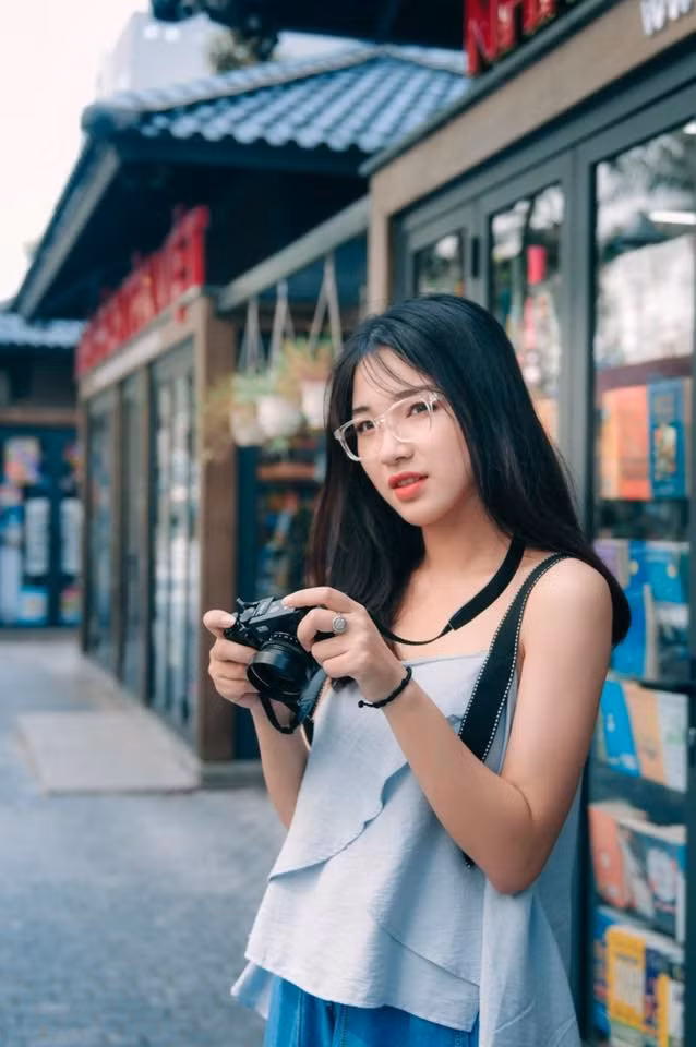 Ngoài thời gian học tập, nữ sinh 9X còn tham gia đóng phim sitcom "Lớp học bá đạo", "Crush ơi, tao yêu mày" cùng nhiều MV, clip quảng cáo.