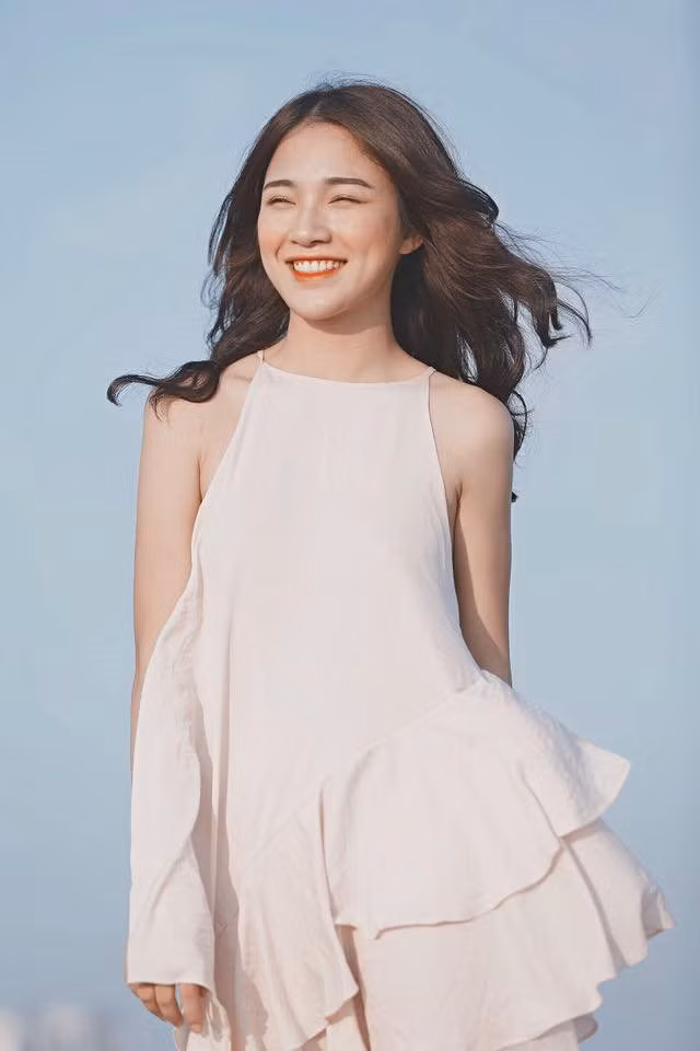 Tiêu Ngọc có tên thật là Phạm Thị Hồng Ngọc, SN 1996, hiện đang là sinh viên trường ĐH Sư phạm Hà Nội.