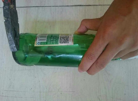 Cụ thể, trong lúc uống bia giải sầu, anh chàng người Trung Quốc đột nhiên nhìn thấy mảnh vỡ lóng lánh của vỏ chai bia và nảy ra một ý tưởng vô cùng độc đáo: tự tạo nhẫn kim cương tuyệt đẹp dành cho cô bạn gái.