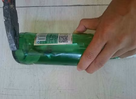 Cụ thể, trong lúc uống bia giải sầu, anh chàng người Trung Quốc đột nhiên nhìn thấy mảnh vỡ lóng lánh của vỏ chai bia và nảy ra một ý tưởng vô cùng độc đáo: tự tạo nhẫn kim cương tuyệt đẹp dành cho cô bạn gái.