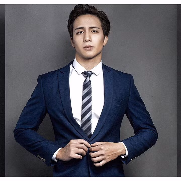 Sau khi cất công tìm hiểu, dân mạng đã nhận ra anh chàng tay trong tay với hot girl xinh đẹp Sĩ Thanh được cô nàng đăng tải trên trang cá nhân không khác là Lưu Hạo Đông.