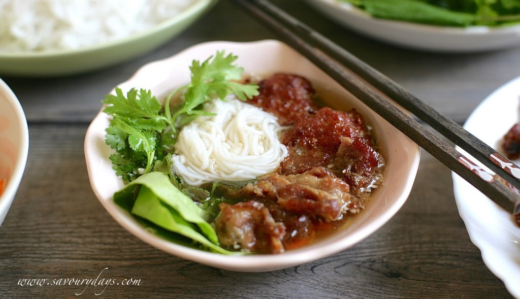 Hương vị đậm đà của thịt nướng được tẩm ướp cẩn thận còn phảng phất chút hương than hoa quyến rũ lạ kỳ, ăn kèm với bún cùng nhiều loại rau sống tươi mát và nước chấm chua ngọt, thơm ngon khiến món ăn này trở nên vô cùng ngon miệng.