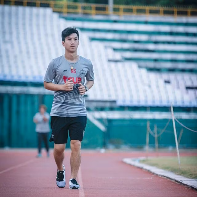 Chàng cầu thủ xứ Chùa Vàng được nhắc tới ở trên có tên Nitinun Siriladajindalert hiện thuộc biên chế CLB bóng đá Bangkok United đang thi đấu tại giải vô địch Quốc gia Thái Lan Thai.League.