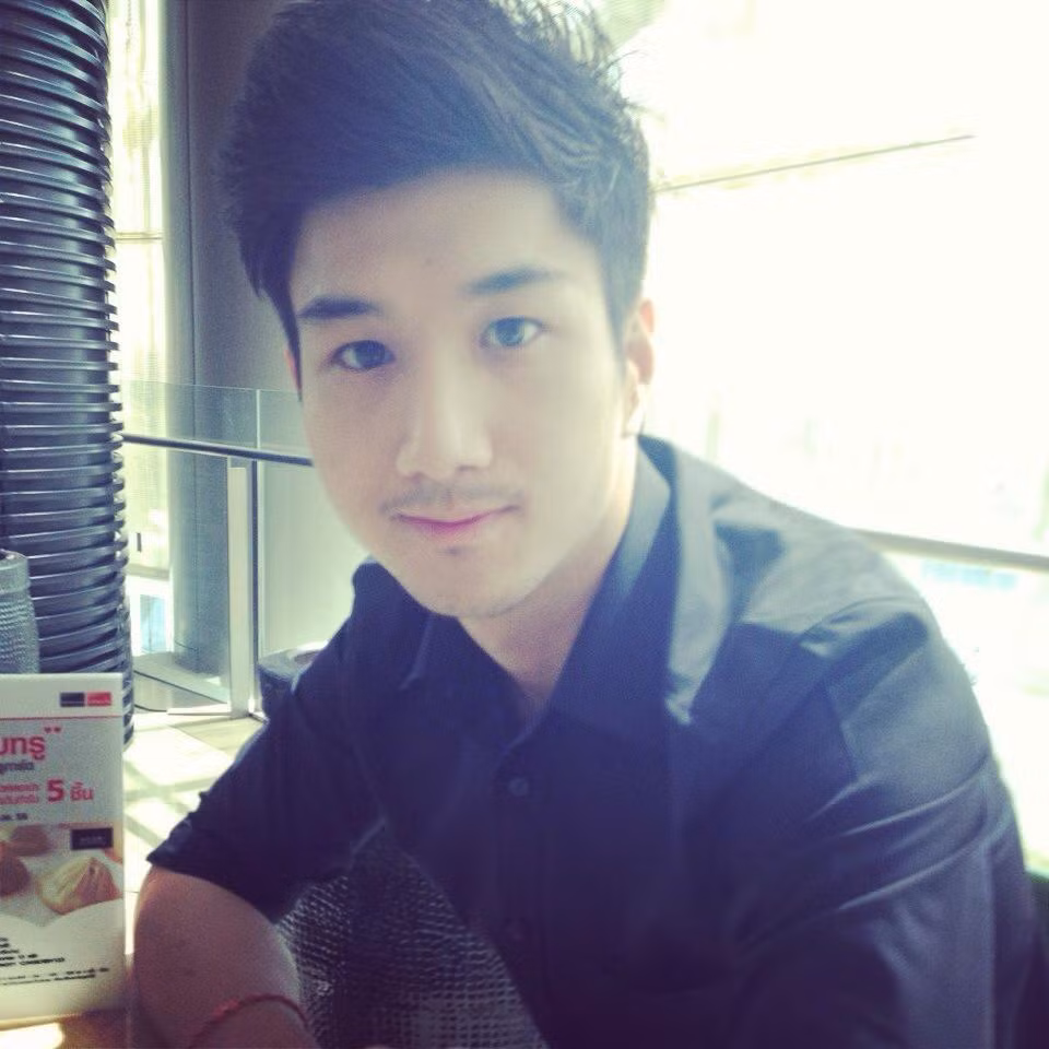 Khuôn mặt thanh tú cùng đôi mắt sáng là những điểm cộng của Nitinun giúp anh lọt vào tầm ngắm của vô số những chị em.