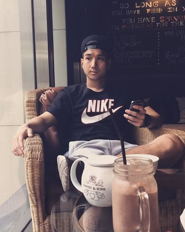 Danh tiếng của chàng cầu thủ này ngày càng lan rộng hơn sau khi bức ảnh ướt át dưới mưa để lộ thân hình rắn rỏi, cơ bụng 6 múi nam tính.