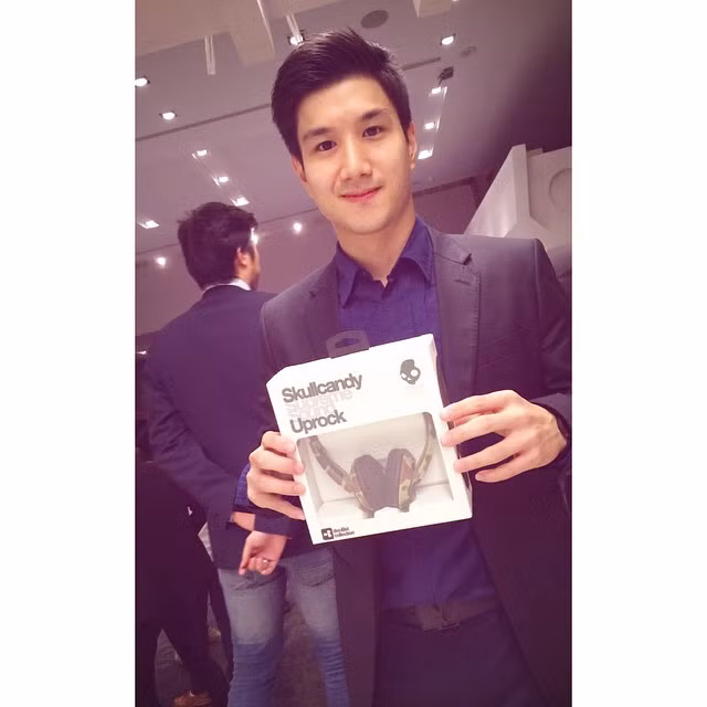 Hiện nay, trên trang mạng xã hội cá nhân của Nitinun có tới gần 13 ngàn lượt người thích. Mỗi bức ảnh chàng trai trẻ này chia sẻ đều nhận được hàng ngàn lượt người like và bình luận tán dương.