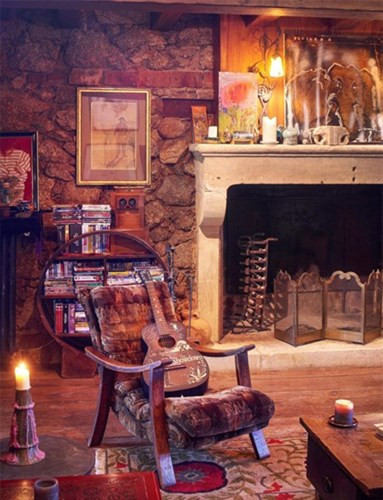 Phòng khách đậm chất cổ điển, rất đặc biệt và ấm cúng.