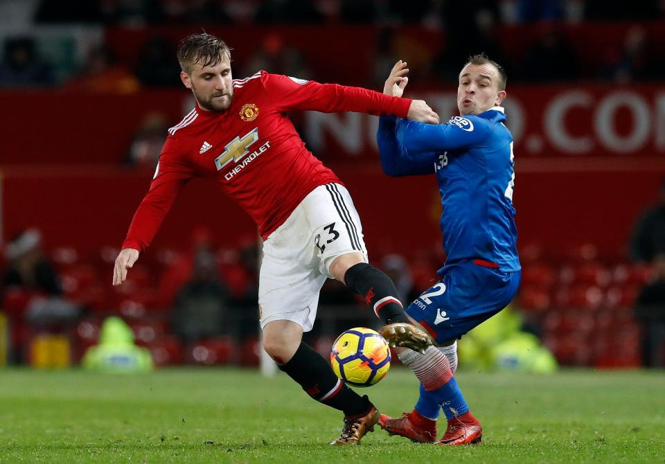 Tờ Mirror cho hay, BLĐ Barcelona sẵn sàng giải cứu Luke Shaw khỏi địa ngục Old Trafford, khi chàng hậu vệ người Anh xung khắc với Mourinho. Ảnh: Mirror