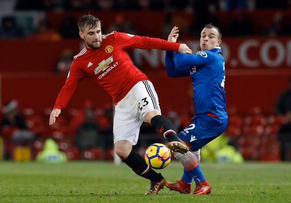 Tờ Mirror cho hay, BLĐ Barcelona sẵn sàng giải cứu Luke Shaw khỏi địa ngục Old Trafford, khi chàng hậu vệ người Anh xung khắc với Mourinho. Ảnh: Mirror