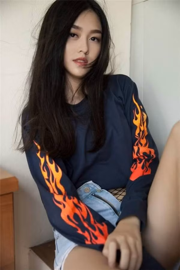 Nguyễn Tường San là cô nàng 10X đến từ "lò luyện hot girl" THPT Phan Đình Phùng (Hà Nội). Sở hữu vẻ đẹp thanh thoát, nhẹ nhàng cuốn hút, cô gái sinh năm 2000 này hiện là một trong những người mẫu ảnh được săn đón.