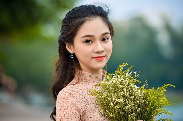 Những người đã quen với Ngọc Anh chia sẻ rằng, cô bạn này rất thân thiện trong giao tiếp và khá chuyên nghiệp trong cách làm việc dù tuổi đời còn rất trẻ.