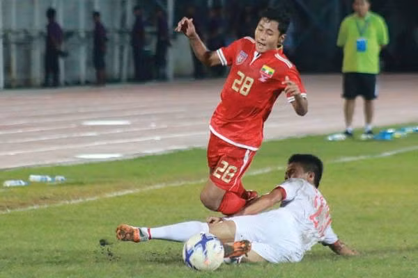 Trận đấu diễn ra quyết liệt trong từng pha bóng.