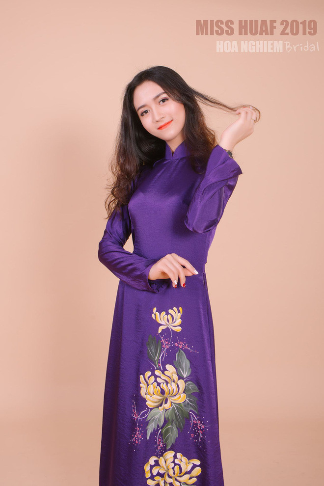 Bên cạnh việc học ở trường, Ánh cũng làm thêm ở một công ty chuyên về đào tạo người mẫu tại Huế.