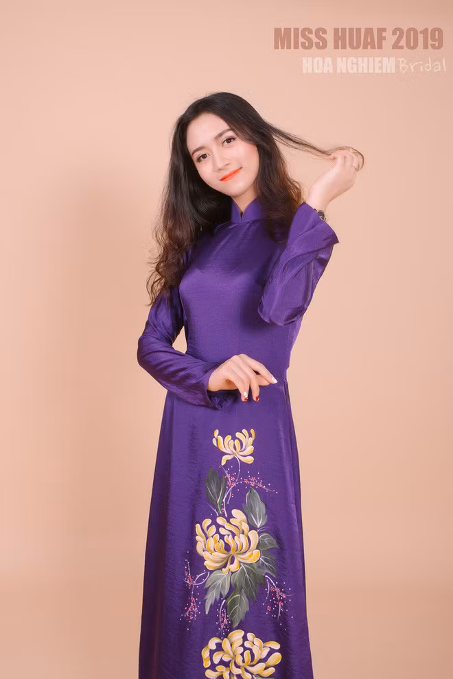 Bên cạnh việc học ở trường, Ánh cũng làm thêm ở một công ty chuyên về đào tạo người mẫu tại Huế.