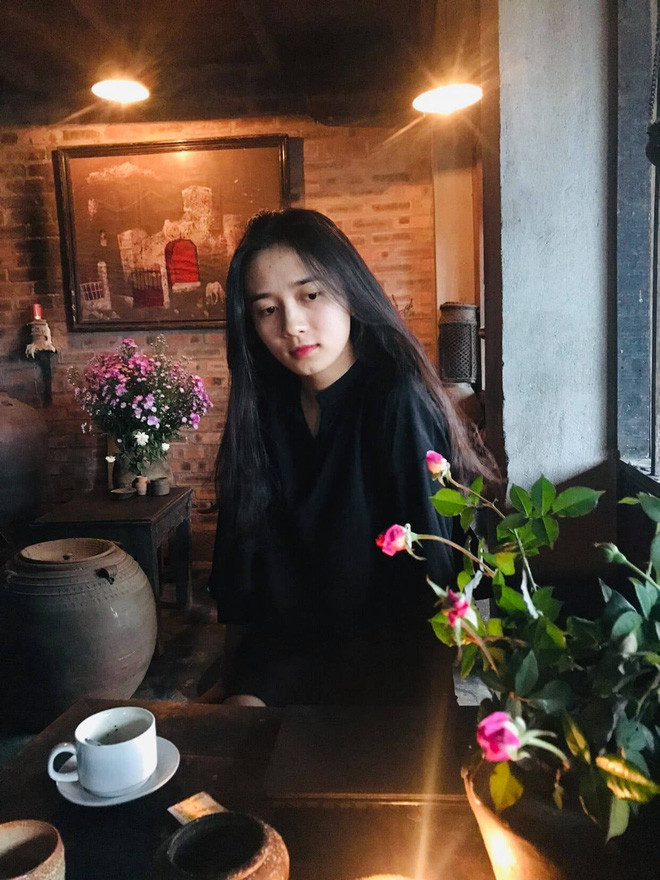 Theo chia sẻ, những bức ảnh chụp lén ấy được ghi lại trong buổi nữ sinh Nông Lâm này về trường Phổ thông dân tộc nội trú tỉnh Thừa Thiên Huế làm công tác tuyển sinh cho nhà trường.