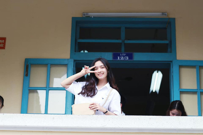 Được biết, cô gái nổi tiếng trong ngày hướng nghiệp trên đó là Đặng Minh Ánh, quê ở Gia Lai. Ánh đang là sinh viên năm 2, khoa Chăn nuôi - Thú ý của trường Đại học Nông Lâm Huế.