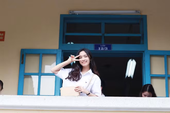 Được biết, cô gái nổi tiếng trong ngày hướng nghiệp trên đó là Đặng Minh Ánh, quê ở Gia Lai. Ánh đang là sinh viên năm 2, khoa Chăn nuôi - Thú ý của trường Đại học Nông Lâm Huế.