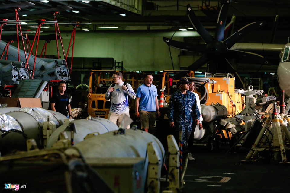 Hạm trưởng Doug Verissimo ví USS Carl Vinson như một "thành phố nổi". "Chúng tôi có quầy phục vụ cà phê, phòng khám nha khoa, phòng tập thể dục, phòng hát karaoke mỗi tối thứ 6, một nhà nguyện để phục vụ những người theo các tôn giáo như Thiên Chúa giáo hoặc đạo Phật…", ông Verissimo từng chia sẻ với một tờ báo.