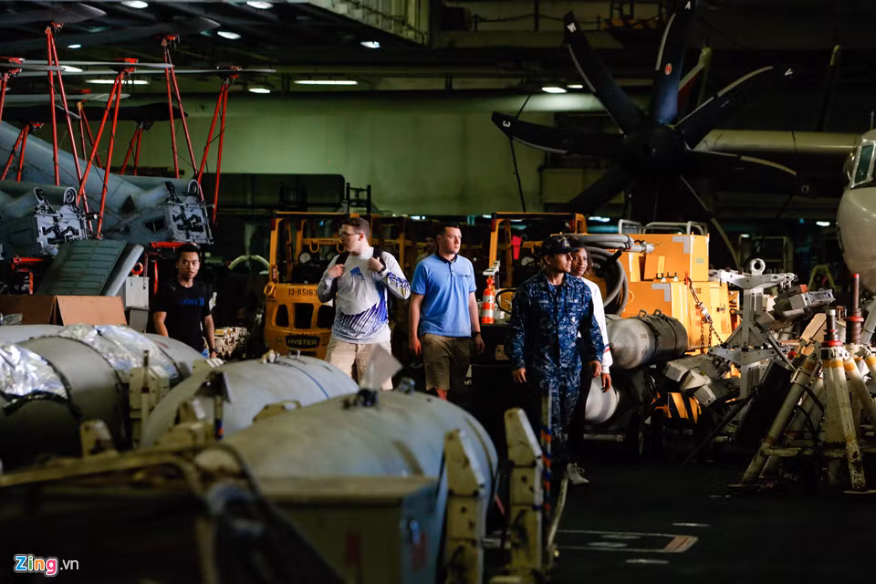 Hạm trưởng Doug Verissimo ví USS Carl Vinson như một "thành phố nổi". "Chúng tôi có quầy phục vụ cà phê, phòng khám nha khoa, phòng tập thể dục, phòng hát karaoke mỗi tối thứ 6, một nhà nguyện để phục vụ những người theo các tôn giáo như Thiên Chúa giáo hoặc đạo Phật…", ông Verissimo từng chia sẻ với một tờ báo.