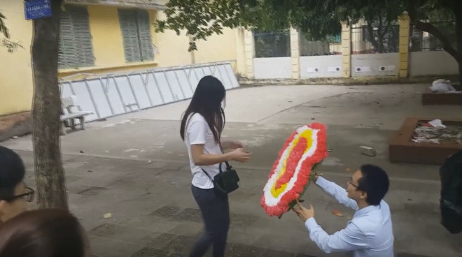 Hình ảnh chàng trai quỳ dưới sân trường và tỏ tình bạn gái bằng vòng hoa đám ma thu hút sự chú ý của dân mạng trước đây.