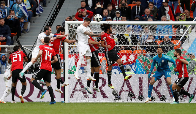 Nhưng may mắn cho đại diện từ Nam Mỹ khi họ lại giải quyết trận đấu bằng một tình huống bóng chết ở phút 90'. Một quả phạt bên cánh phải, Carlos Sanchez treo bóng và Gimenez bật cao đánh đầu dũng mãnh tung lưới Ai Cập.