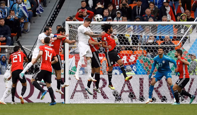 Nhưng may mắn cho đại diện từ Nam Mỹ khi họ lại giải quyết trận đấu bằng một tình huống bóng chết ở phút 90'. Một quả phạt bên cánh phải, Carlos Sanchez treo bóng và Gimenez bật cao đánh đầu dũng mãnh tung lưới Ai Cập.