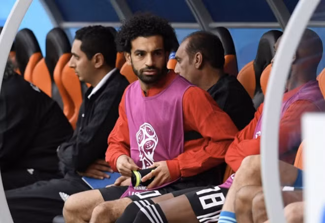 Trận đấu giữa ĐT Ai Cập và ĐT Uruguay thuộc bảng A World Cup 2018. Với những cái tên như Luis Suarez, Cavani hay Godin, các cầu thủ đến từ Nam Mỹ được đánh giá cao hơn đại diện đến từ châu Phi. Lợi thế này càng được thể hiện rõ khi trong đội hình xuất phát, HLV trưởng ĐT Ai Cập không điền tên Mohamed Salah vào sân.