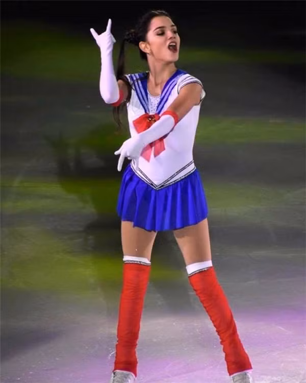 Chưa dừng lại ở đó, điểm gây ấn tượng nhất với khán giả trong phần thi của Medvedeva đó là cô đã kết lại màn trình diễn của mình bằng câu nói siêu quen thuộc "Nhân danh Mặt trăng, ta, nữ chiến binh thủy thủ bảo vệ tình yêu và chính nghĩa, Thủy thủ mặt trăng có mặt. Năng lượng mặt trăng tỏa sáng. Hành động!" bằng tiếng Nhật Bản.