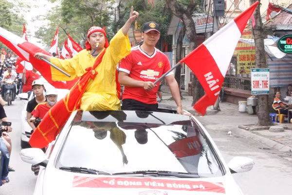 Những màn diễu hành, cổ vũ là đặc sản của hội CĐV Hải Phòng từ xưa tới nay. Ảnh dùng trong bài: Zing/ Bongdaplus.