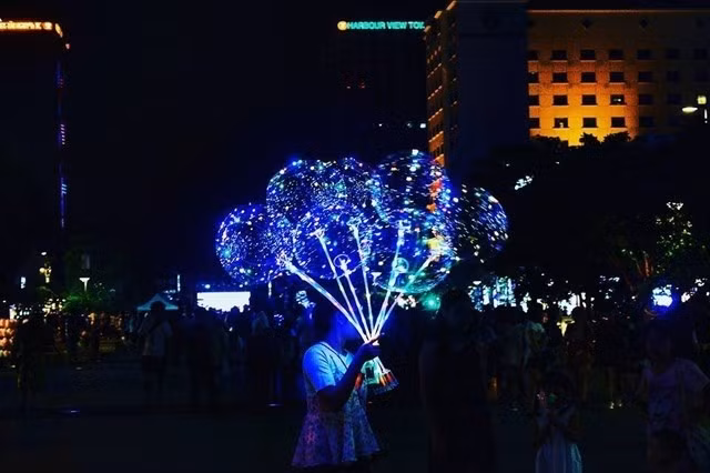Những quả bóng bay galaxy được bán tràn lan trên các con phố tập trung nhiều người qua lại tại các thành phố lớn ở Việt Nam như Hà Nội hay TP HCM.