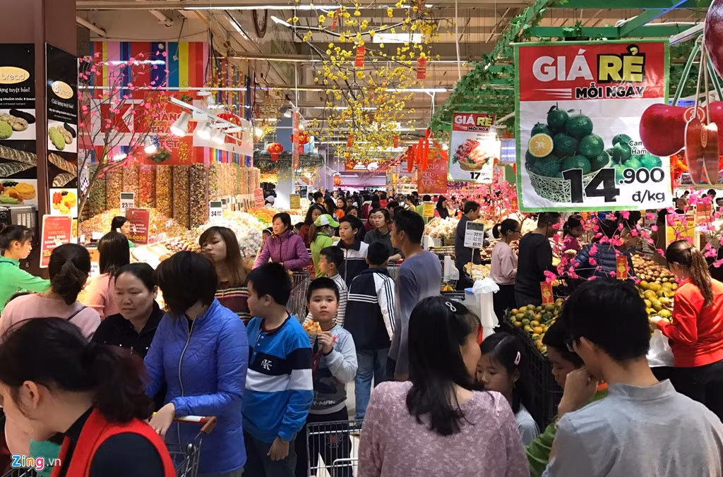 Tại Hà Nội: Siêu thị Big C trên đường Trần Duy Hưng (Hà Nội) lúc 10h ngày 2/1. Tất cả các gian hàng đều chật cứng khách.
