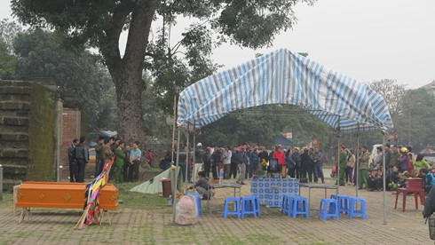 Người dân quyên góp tiền vào hòm từ thiện để lo hậu sự cho người đàn ông xấu số.