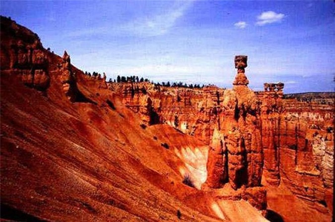  Thành phố “ma quỷ” Moguicheng ở Tân Cương, Trung Quốc được cho là nơi xảy ra nhiều chuyện kỳ lạ. Người dân truyền tai nhau những câu chuyện ly kỳ và có phần bí ẩn như đột nhiên nghe thấy tiếng hổ gầm, trẻ con khóc và cả tiếng đàn ghita đứt dây. Những âm thanh kỳ lạ đó không rõ phát ra từ đâu.