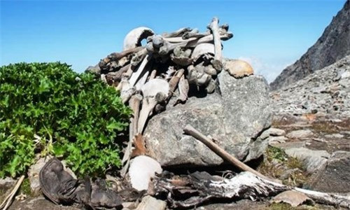 Hồ xương người ở Roopkund, Ấn Độ là nơi các chuyên gia phát hiện 200 bộ xương người khi hồ băng tan chảy. Những bộ xương này được bảo quản khá tốt. Cho đến nay, giới chuyên gia chưa tìm hiểu được tại sao có nhiều hài cốt ở trong hồ như vậy.