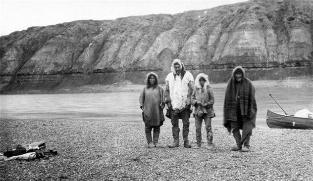 Hồ Anjikuni ở Nunavut, Canada từng là khu vực sinh sống của làng chài Inuit. Tuy nhiên, cả làng chài gồm hơn 30 người đã biến mất không để lại một dấu vết trong nửa đầu thế kỷ 20 đã trở thành bí ẩn lớn đánh đố nhân loại. Không những vậy, hài cốt ở trong nghĩa trang cũng bị khai quật và biến mất một cách khó hiểu.