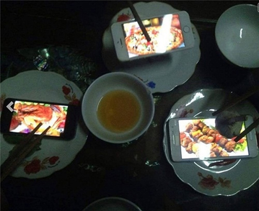 Trên mâm cơm các bạn sinh viên cuối tháng cũng khá thịnh soạn khi đủ gà, cá, lợn được chế biến bằng chiếc smartphone.