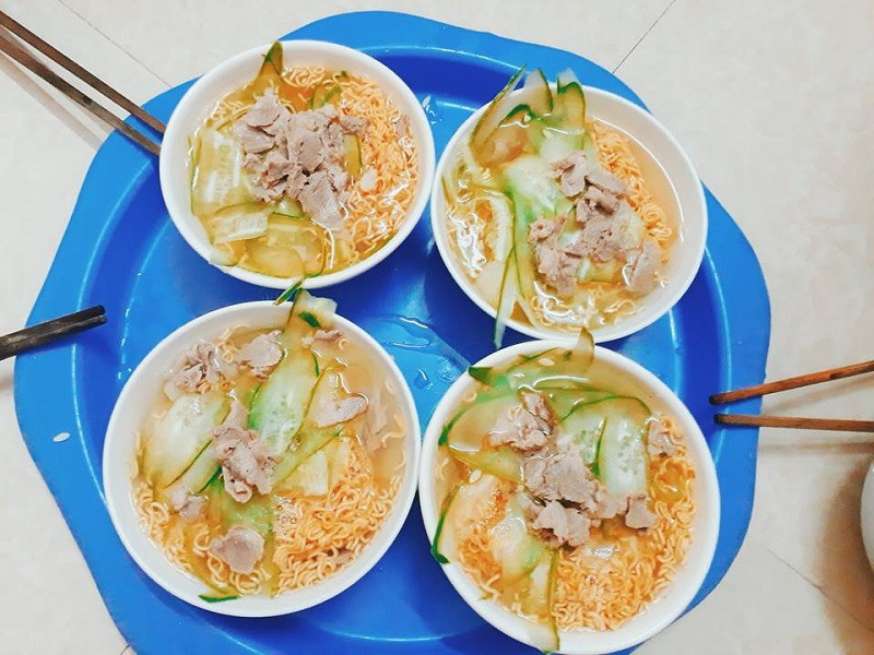 Khi còn là sinh viên đa phần các bạn trẻ đều phụ thuộc vào nguồn tiền chu cấp từ gia đình. Thu nhập ổn định lại có rất nhiều thứ phải chi, nên "nỗi ám ảnh" ăn mì tôm cuối tháng lại càng thêm thê thảm.