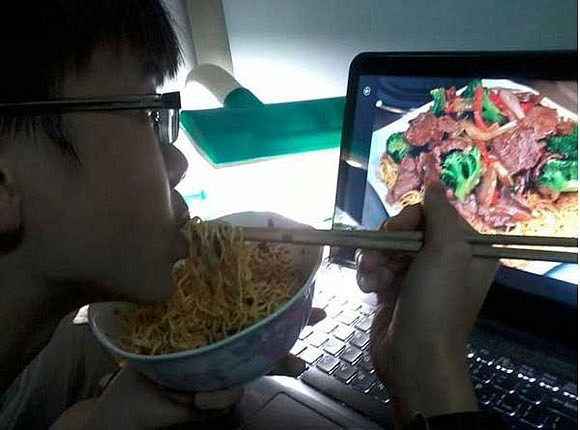 Ăn mì không người lái nhưng để "tròn vị" hơn phải có thêm những bức ảnh trên mạng làm bạn.