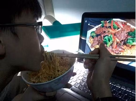 Ăn mì không người lái nhưng để "tròn vị" hơn phải có thêm những bức ảnh trên mạng làm bạn.