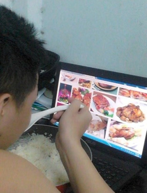 Thảm cảnh ăn cơm sinh viên cuối tháng với những món "sơn hào, hải vị" qua ảnh trên mạng.