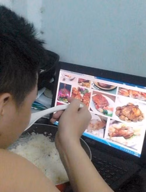 Thảm cảnh ăn cơm sinh viên cuối tháng với những món "sơn hào, hải vị" qua ảnh trên mạng.