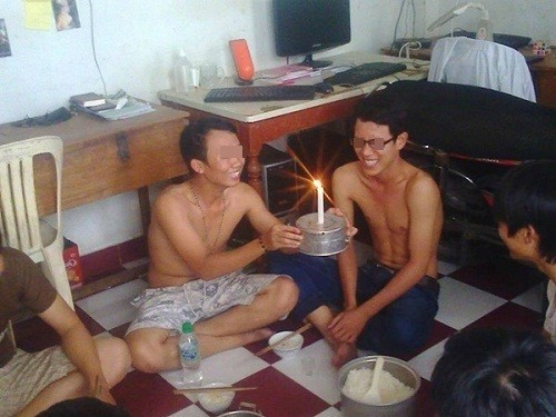 Sang hơn mì tôm một chút thì các bạn sinh viên vẫn có cơm ăn nhưng các món ăn chỉ quanh quẩn vài con cá cơm, đôi quả trứng rán. Buồn cười nhất là đến ngày sinh nhật đứa bạn cùng phòng nhưng không có tiền mua bánh gato đành phải cho nó thổi nến bằng cái đít nồi.