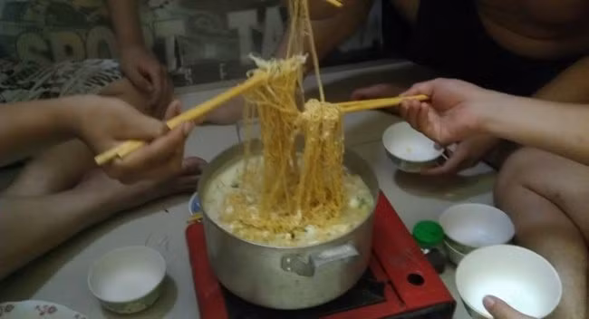 Một nồi mì tưởng chừng như khá nhiều nhưng với 4 miệng ăn trong kí túc xá thì thấm thoát vào đâu.