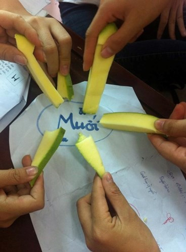 Đôi lúc vặt trộm được quả xoài nhưng vì không có muối chấm nên các bạn sinh viên đã nghĩ ra cách tạo ra muối bằng việc viết nó lên giấy.