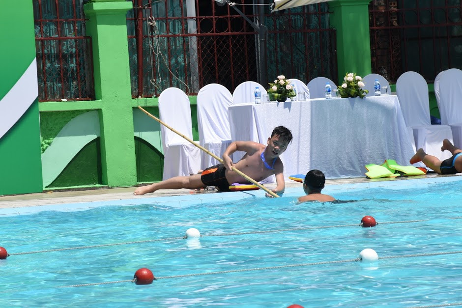 Người cứu hộ phải nắm chặt đầu gậy, dùng lực cổ tay để đưa người bị nạn vào bờ. Tránh trường hợp cậy mình biết bơi mà lao thẳng xuống nước để đưa người gặp nạn vào bờ.