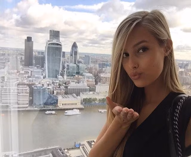 Viktoria Vargas là một trong những nàng WAGs xinh đẹp theo chân các ngôi sao của Italia tại các trận đấu chính thức trên 10 SVĐ của nước Pháp.