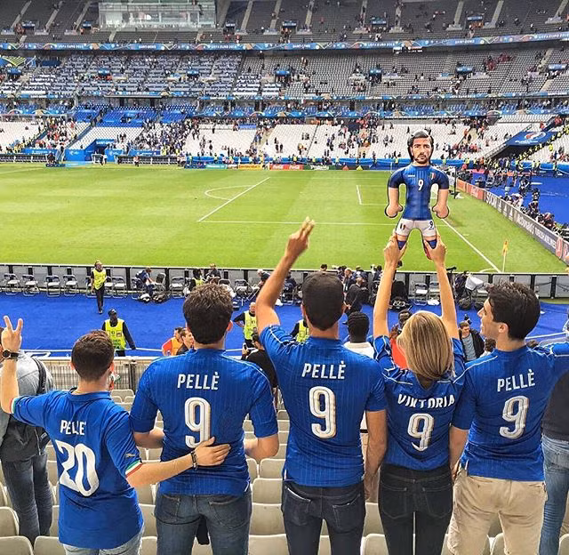 Viktoria Vargas mới đây còn khoe bức ảnh cô giương cao hình nộm của Graziano Pelle trong một trận đấu của ĐT Italia.